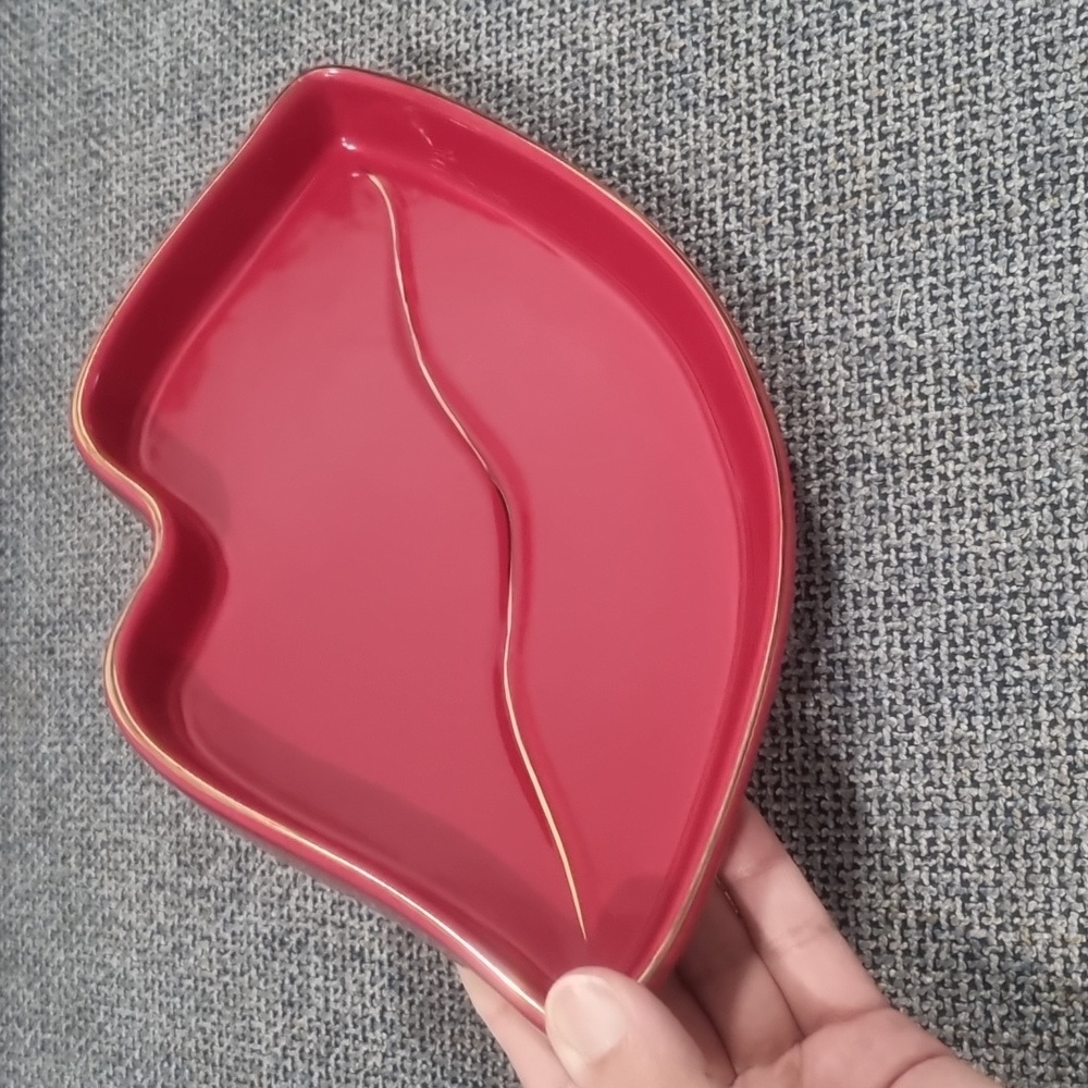 Ceramic Red Lips Shaped Tray - Picture 4 of 8
